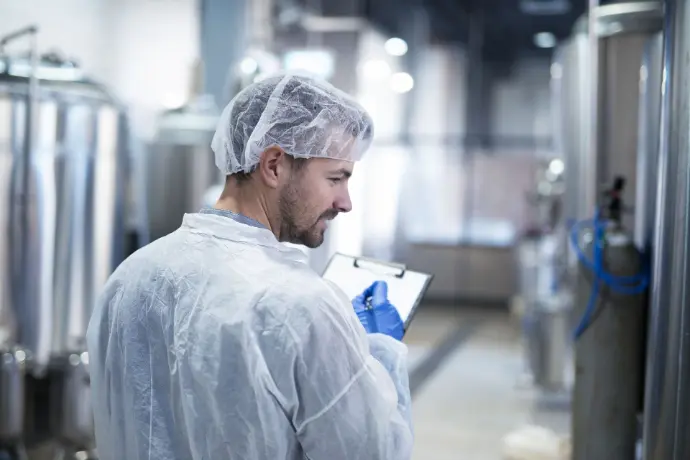 homme dans une industrie agroalimentaire
