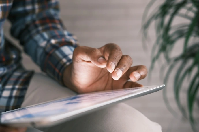 Homme sur sa tablette