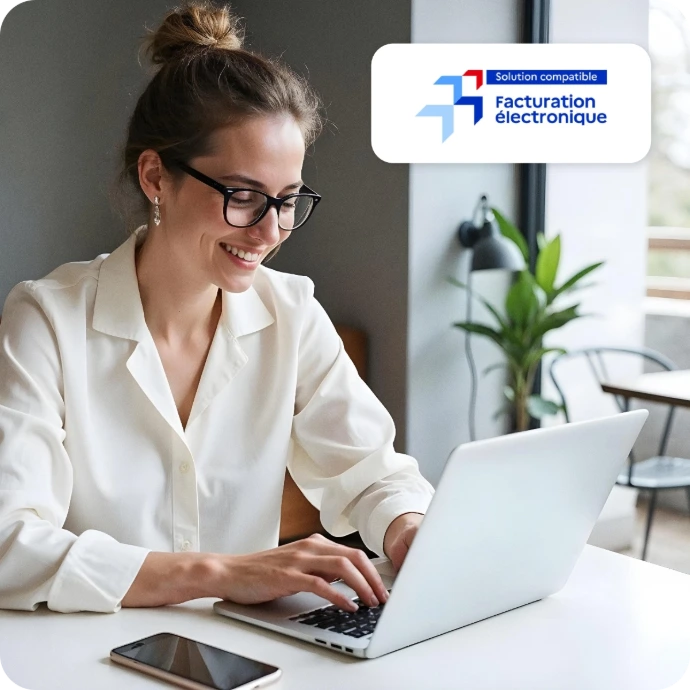 femme comptable sur son ordinateur
